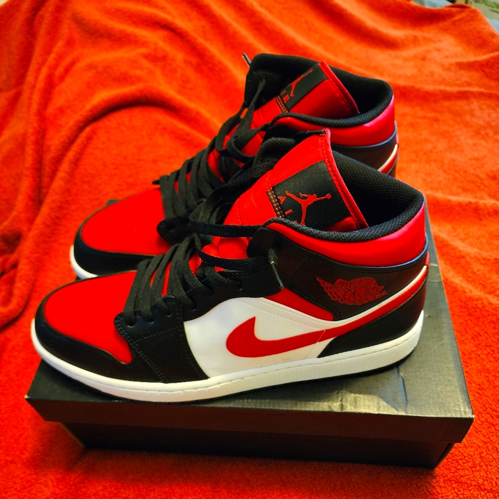 Air Jordan 1 Mid Black, whote and red